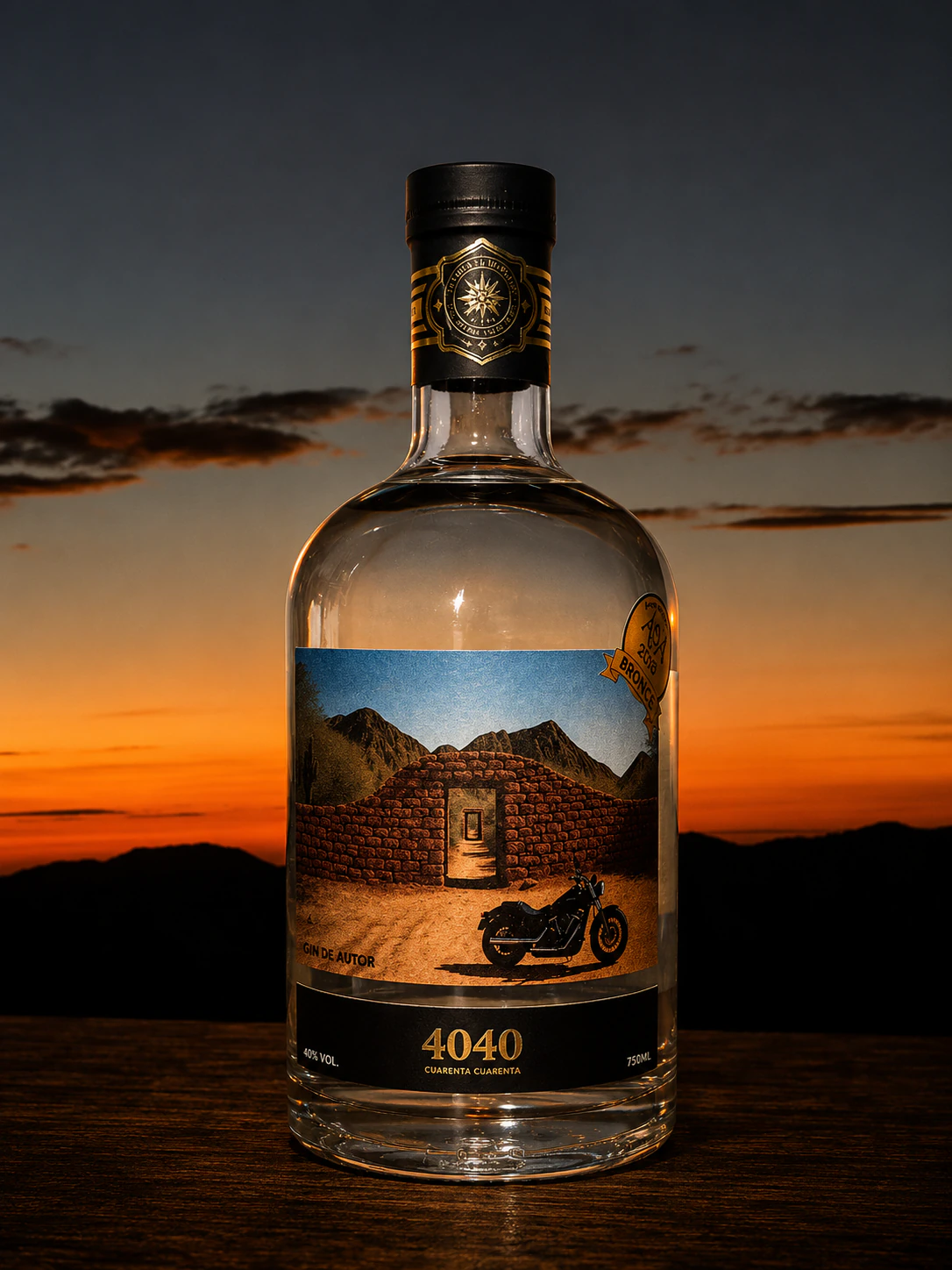 Botella de Gin 4040 Gin de Autor frente a un atardecer