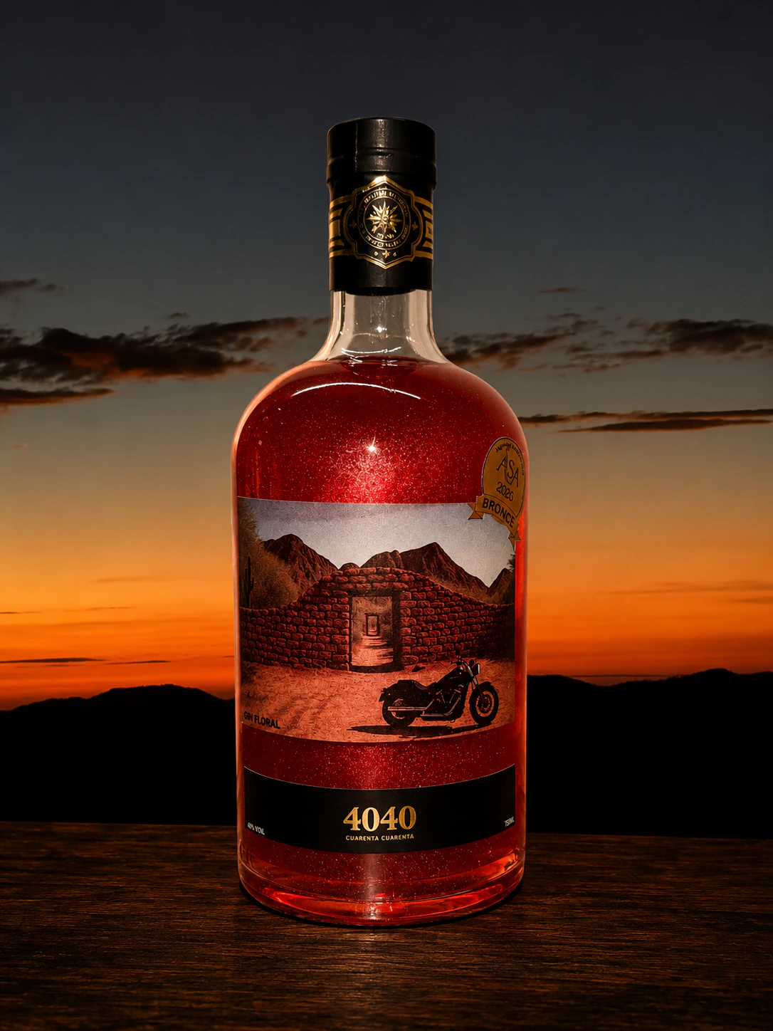 Botella rosada de Gin 4040 Floral con brillo perlado frente a un atardecer de montaña