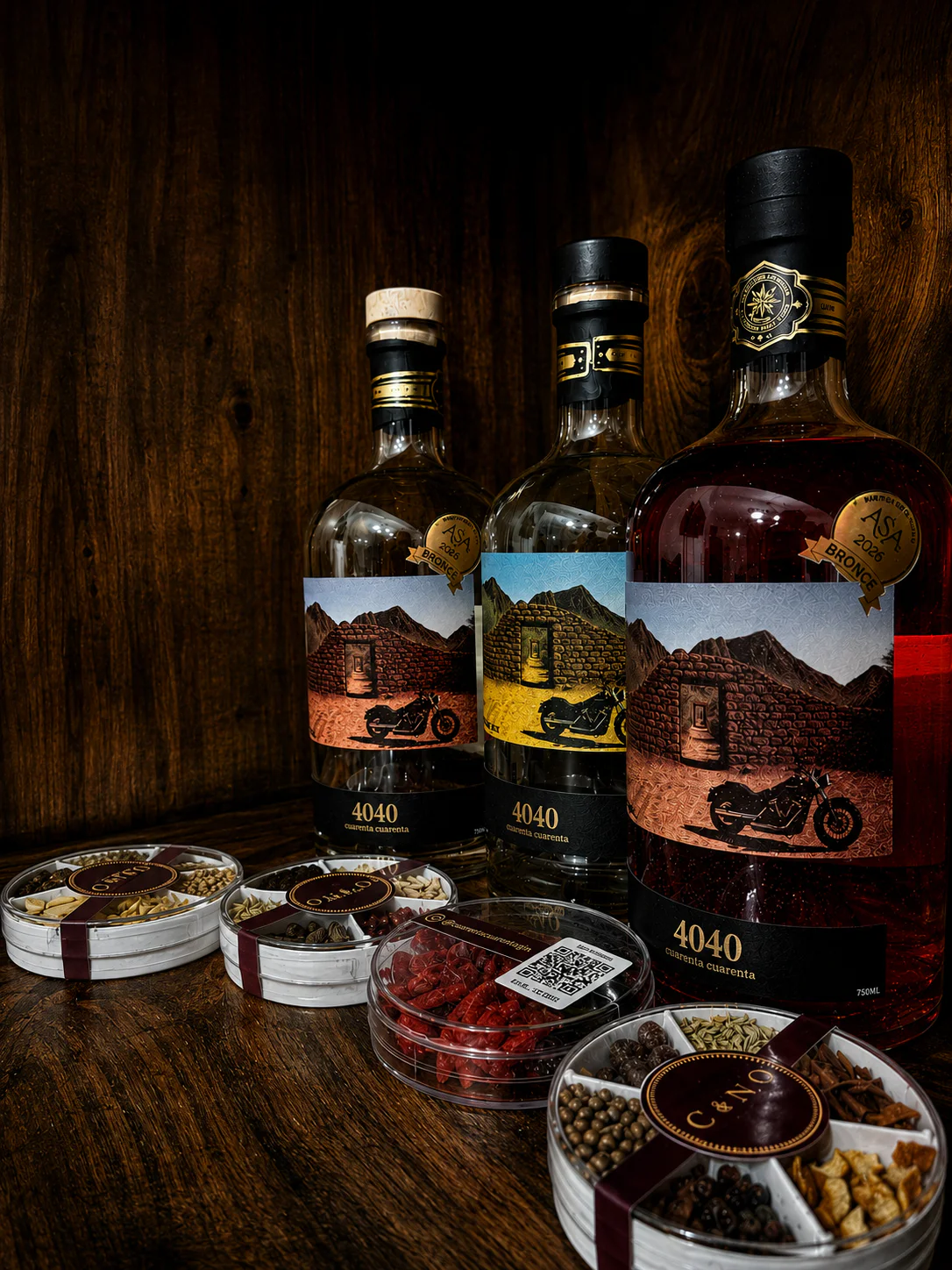 Las tres expresiones de Gin 4040 reunidas sobre una mesa de madera